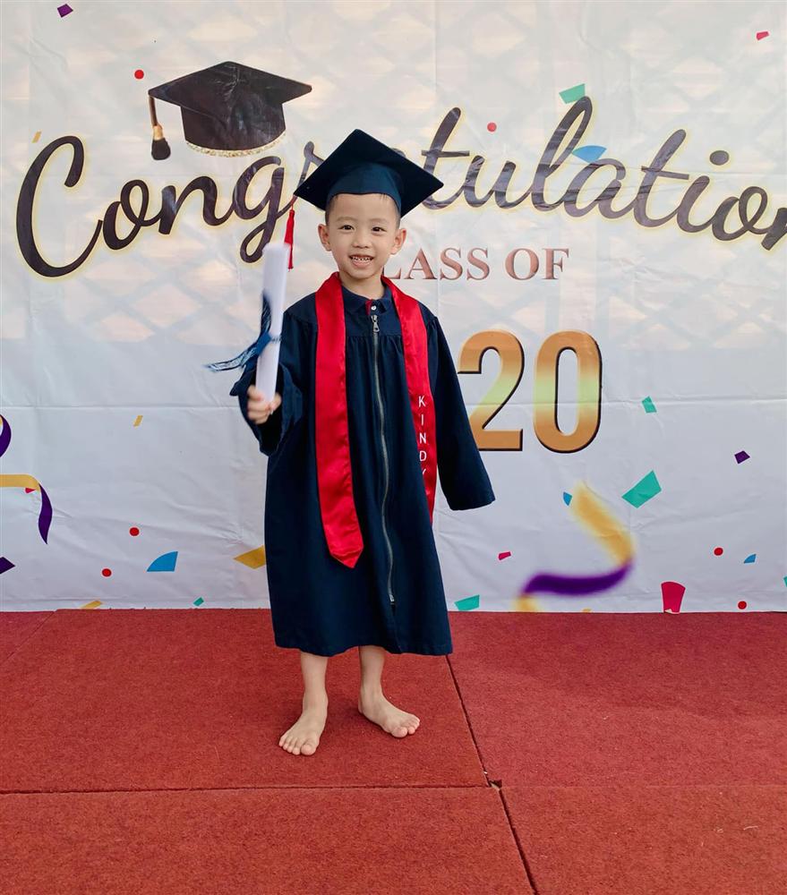 Thường xuyên gọi con là ông lùn, Ốc Thanh Vân lần đầu tiết lộ nguyên nhân con trai thấp hơn các bạn trong lớp-1