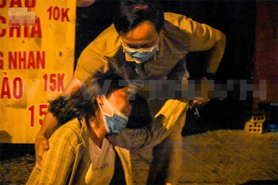 Khoảnh khắc xót xa ngay thời điểm phong tỏa 3 bệnh viện ở Đà Nẵng: Nghe tin bố hấp hối nhưng không thể kề bên!
