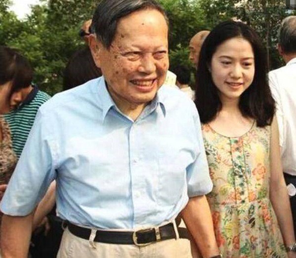 Lấy chồng bằng tuổi bố lại giàu nứt vách”, đêm tân hôn tôi hóa đá khi chồng mở cửa phòng-2