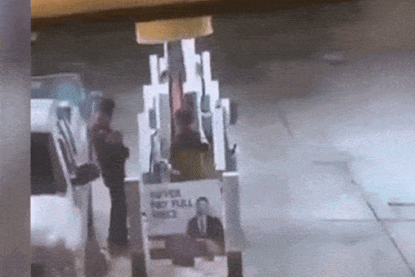 Giật vòi xăng người khác, thanh niên bốc cháy ở Mỹ