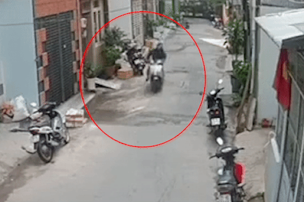 Tên cướp ở TP.HCM phóng xe đi trước sự bất lực của chủ nhà