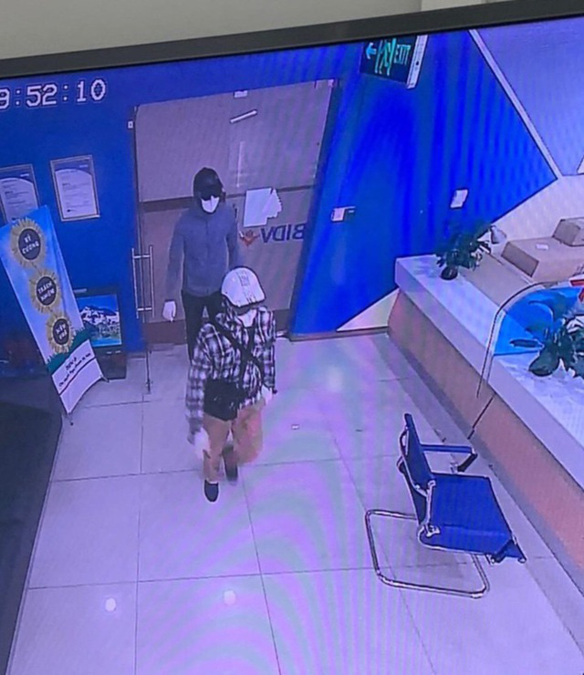 NÓNG: Đã bắt được 2 nghi phạm nổ súng cướp ngân hàng BIDV, lấy đi hơn 900 triệu đồng ở Hà Nội-1