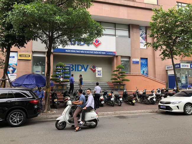NÓNG: Đã bắt được 2 nghi phạm nổ súng cướp ngân hàng BIDV, lấy đi hơn 900 triệu đồng ở Hà Nội-2