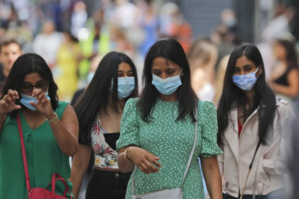 Hình ảnh cậu bé cẩn thận đeo khẩu trang cho cả cún cưng để phòng dịch siêu đáng yêu gây bão MXH-3