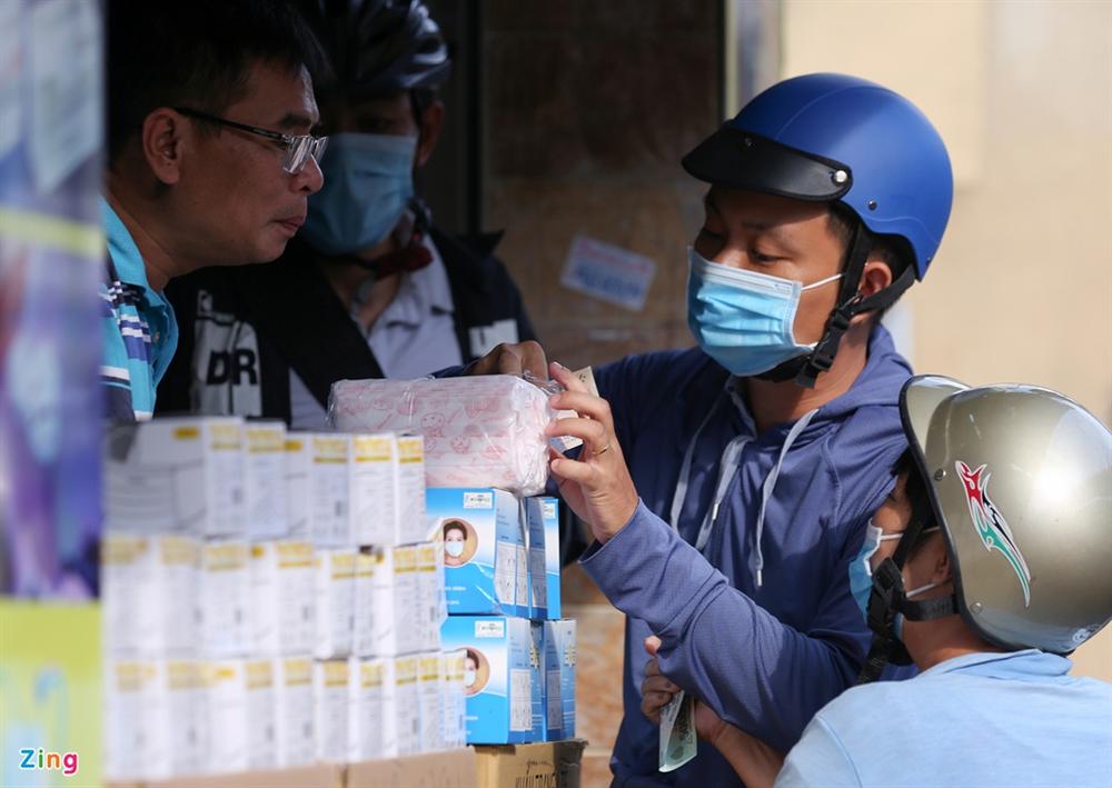 Khẩu trang y tế tăng giá, khách mua cầm chừng-1