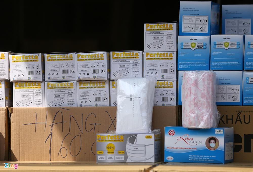 Khẩu trang y tế tăng giá, khách mua cầm chừng-2