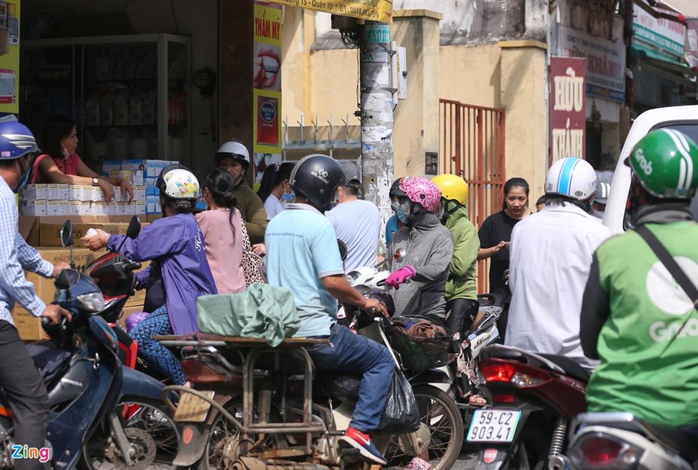 Khẩu trang y tế tăng giá, khách mua cầm chừng-3