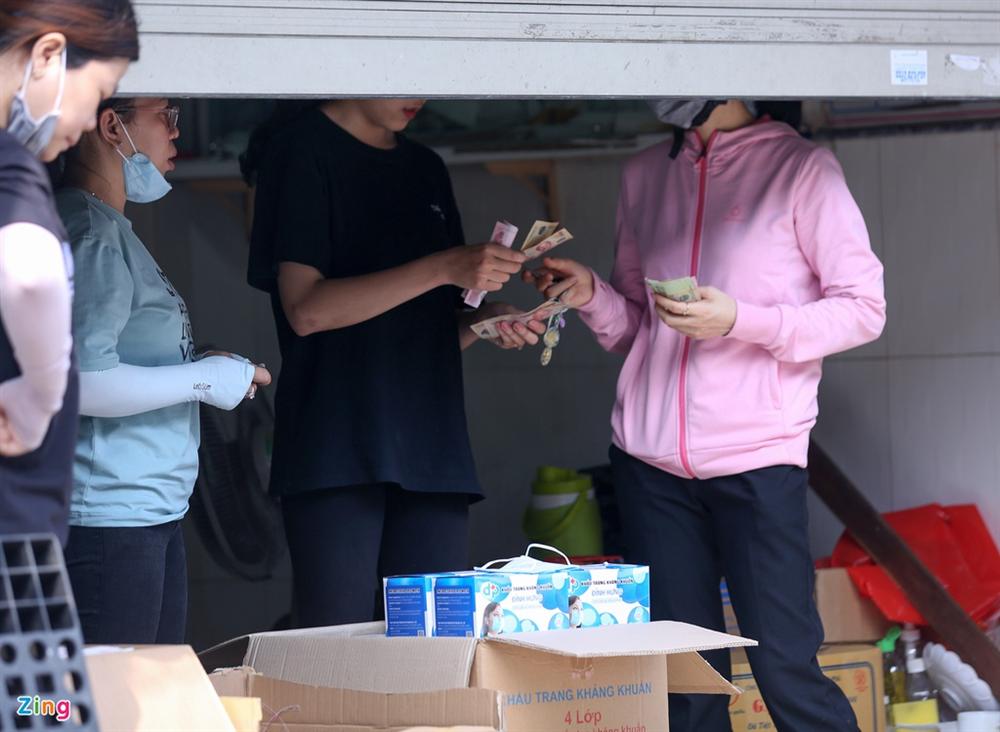 Khẩu trang y tế tăng giá, khách mua cầm chừng-4