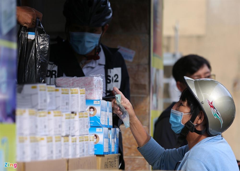 Khẩu trang y tế tăng giá, khách mua cầm chừng-5