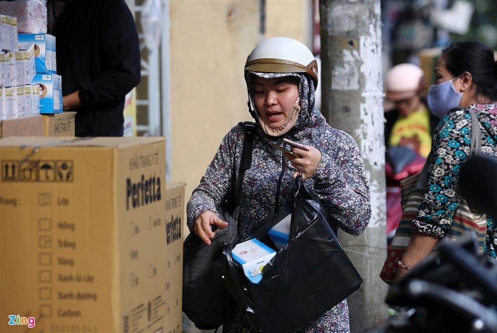 Khẩu trang y tế tăng giá, khách mua cầm chừng-6