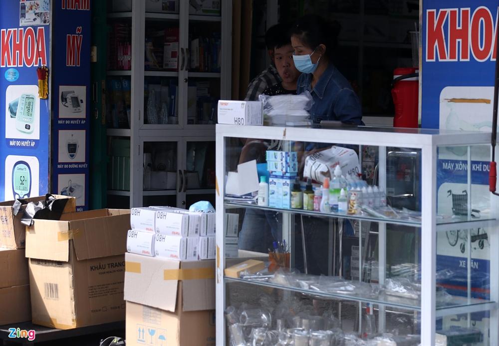Khẩu trang y tế tăng giá, khách mua cầm chừng-7