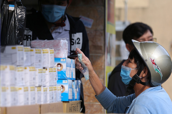 Hàng chục tấn găng tay đã qua sử dụng được tái chế để... bán ra thị trường-6