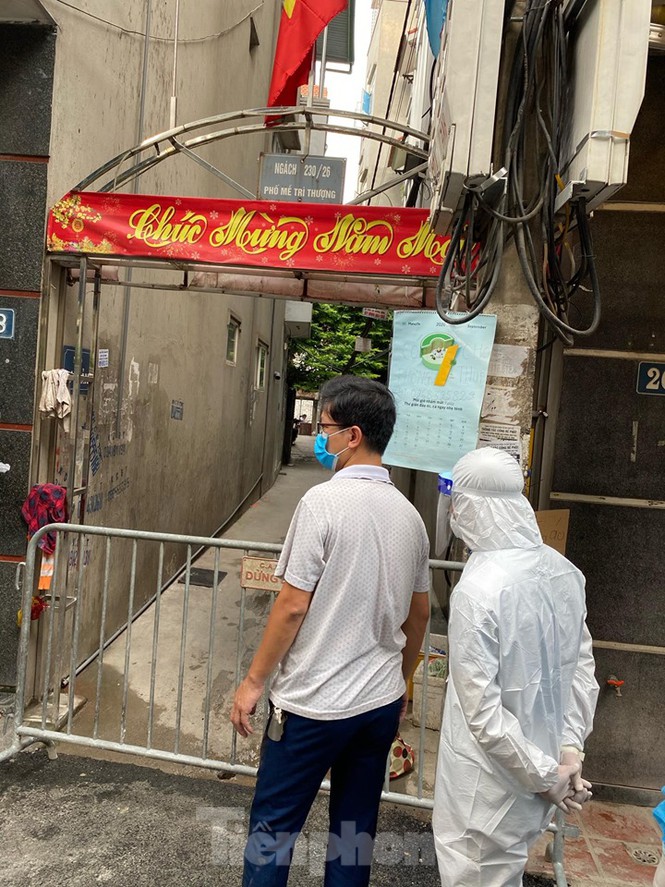 Hà Nội phong tỏa khu dân cư vì có trường hợp nghi nhiễm COVID-19-5