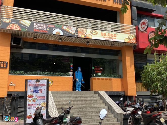Phong tỏa quán pizza có ca nghi nhiễm Covid-19 ở Hà Nội-2