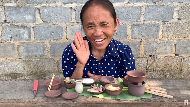 Hết siêu to khổng lồ, bà Tân Vlog bất ngờ chuyển sang làm đồ ăn siêu nhỏ với căn bếp” kỳ lạ, nấu xong cũng chỉ đủ cho bà thưởng thức một mình-1