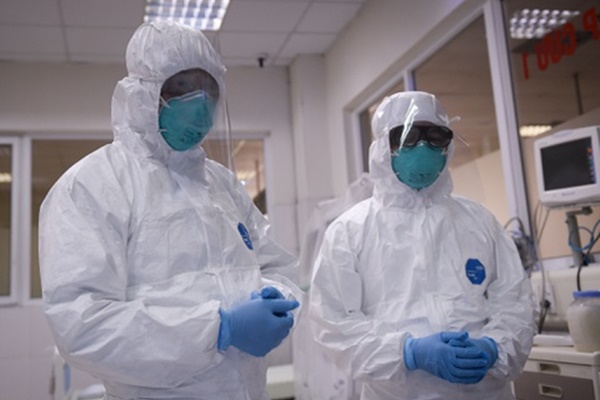 2 ca nhiễm Covid-19 ở Đà Nẵng được chuyển ra Bệnh viện Trung ương Huế điều trị-3