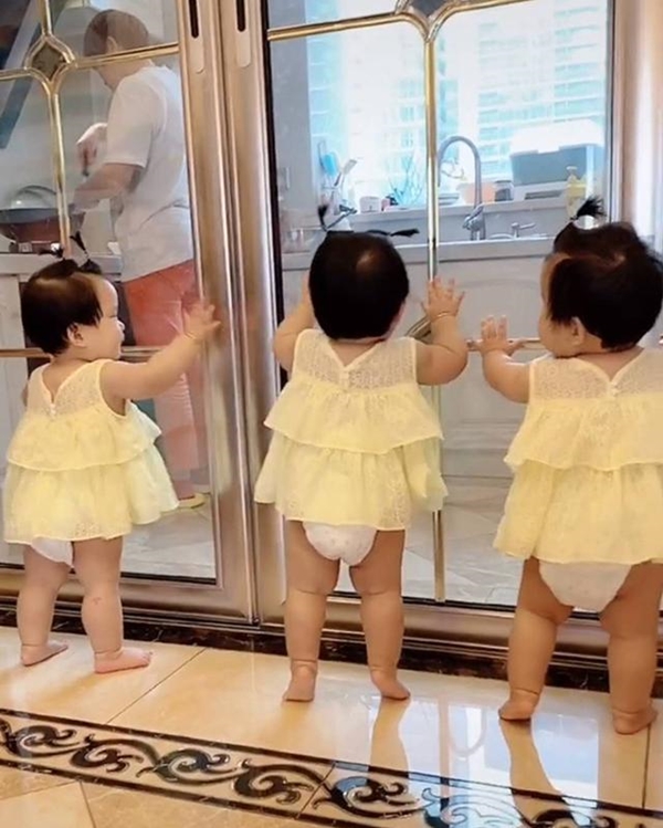 Bà nội vui mừng vì có liền 3 cháu gái nhưng 1 năm sau bà chỉ xin hàng, nhìn ảnh ai cũng hiểu lý do-1