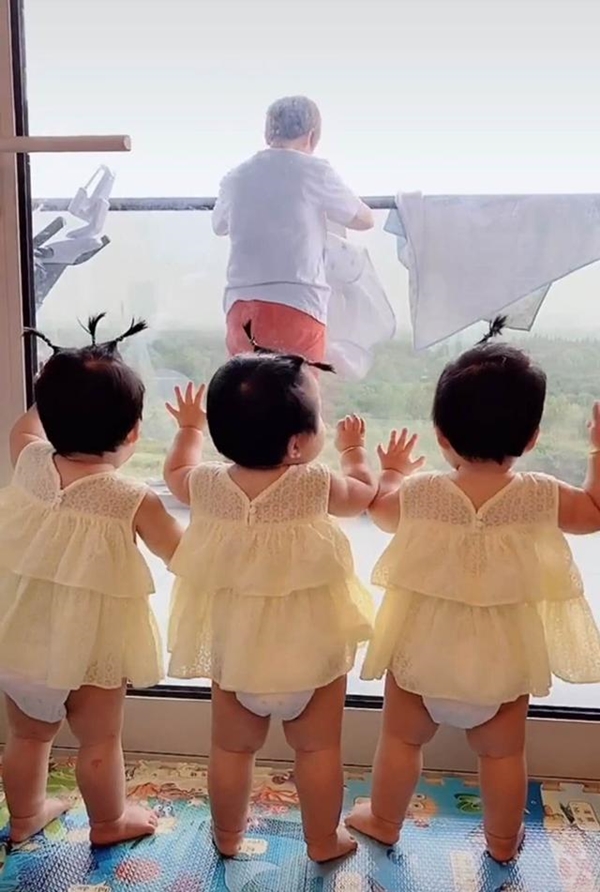 Bà nội vui mừng vì có liền 3 cháu gái nhưng 1 năm sau bà chỉ xin hàng, nhìn ảnh ai cũng hiểu lý do-2