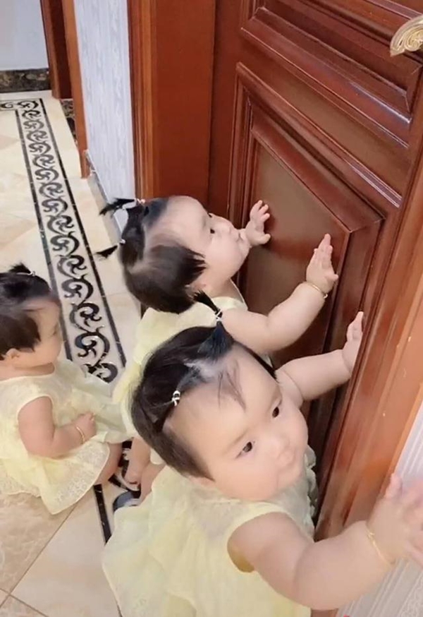 Bà nội vui mừng vì có liền 3 cháu gái nhưng 1 năm sau bà chỉ xin hàng, nhìn ảnh ai cũng hiểu lý do-4