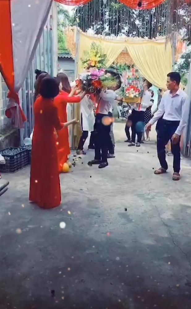 Đám ăn hỏi đang hân hoan thì sự cố bất ngờ xảy đến, nhìn hành động sau đó của cô dâu toàn MXH phải thốt lên Khổ thân quá!”-1