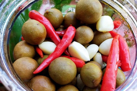 Cách làm sấu ngâm mắm ớt giòn ngon đưa cơm ngày hè nắng