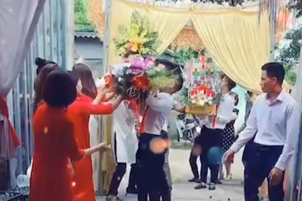 Quá mừng vì lấy được vợ, chú rể vén áo làm một hành động khiến tất cả mọi người phải ồ lên trong lễ ăn hỏi, cô dâu cũng cười đến mức phải quay lưng đi-3