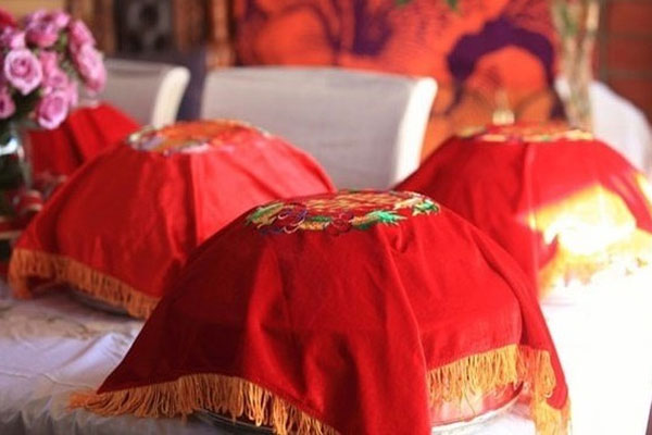 Cô dâu chú rể choáng váng vì sự cố kinh hoàng trong đám cưới, nhìn nhưng món đồ sau khi thực hiện nghi lễ biến dạng trên bàn mà ai cũng xót xa hộ-4