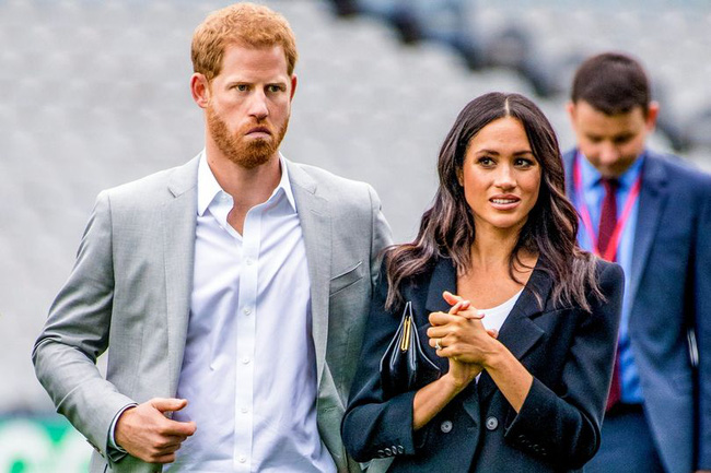 Cái kết đắng cho Meghan Markle: Nhà Sussex bị yêu cầu rời khỏi hoàng gia vĩnh viễn vì thái độ vô lễ với Nữ hoàng Anh-1