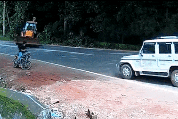 Người đàn ông may mắn thoát khỏi tay tử thần khi ô tô đâm máy xúc