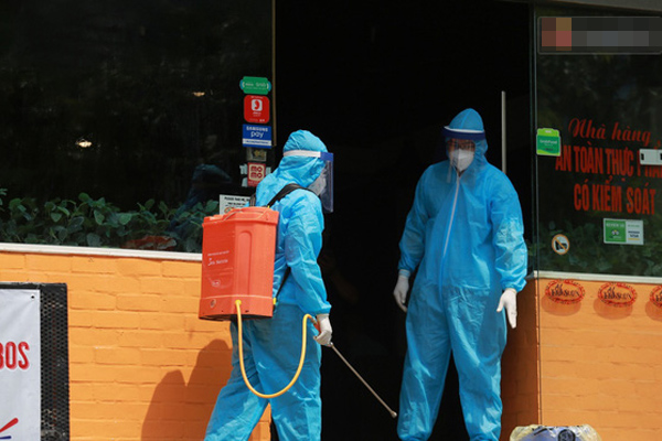 Nhân viên quán pizza ở Hà Nội là bệnh nhân 812 đang thở máy, diễn biến nặng-2