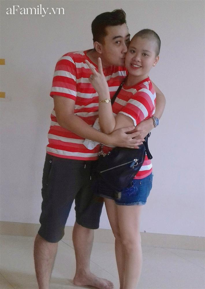 Đang điều trị ung thư thì phát hiện có thai, bà mẹ trẻ quyết giữ em bé vì: Con xứng đáng được đến thế giới này-6