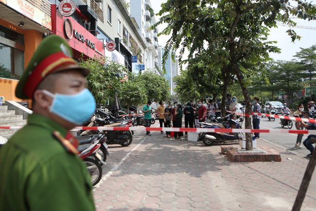 Có 4 người hút chung điếu cày với ca nhiễm Covid-19 mới ở Hà Nội-2