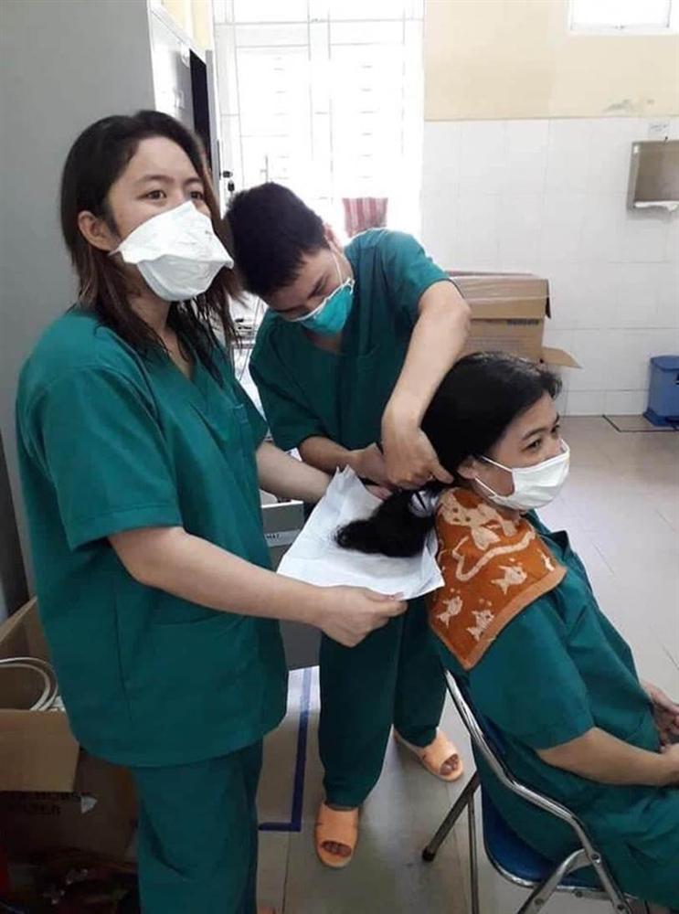 Hình ảnh nữ bác sĩ Đà Nẵng cắt đi mái tóc dài để dễ thao tác chăm sóc bệnh nhân Covid-19 khiến ai nhìn cũng thấy nhói lòng và thầm biết ơn-1