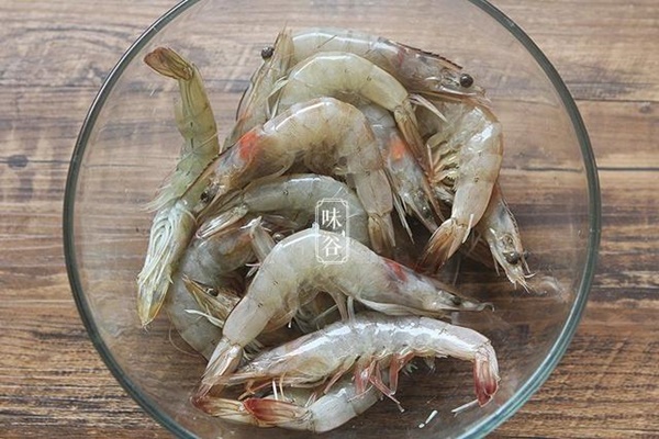 Tôm xào mà thêm thứ lá thơm nức mũi này vào thì cả nhà cứ chén sạch sành sanh-1