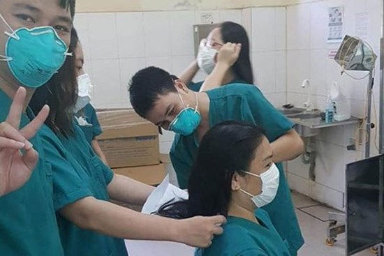 Hình ảnh nữ bác sĩ Đà Nẵng cắt đi mái tóc dài để dễ thao tác chăm sóc bệnh nhân Covid-19 khiến ai nhìn cũng thấy nhói lòng và thầm biết ơn