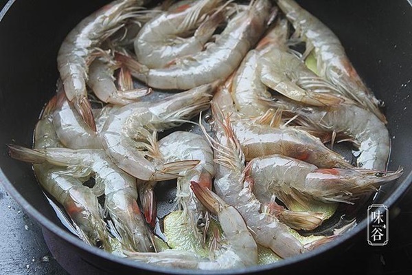 Tôm xào mà thêm thứ lá thơm nức mũi này vào thì cả nhà cứ chén sạch sành sanh-5