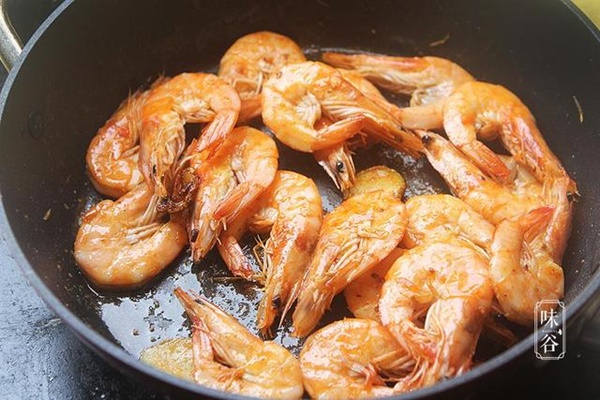 Tôm xào mà thêm thứ lá thơm nức mũi này vào thì cả nhà cứ chén sạch sành sanh-6