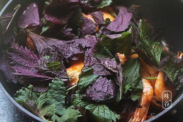 Tôm xào mà thêm thứ lá thơm nức mũi này vào thì cả nhà cứ chén sạch sành sanh-7