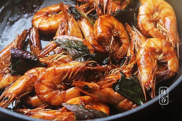 Tôm xào mà thêm thứ lá thơm nức mũi này vào thì cả nhà cứ chén sạch sành sanh-9