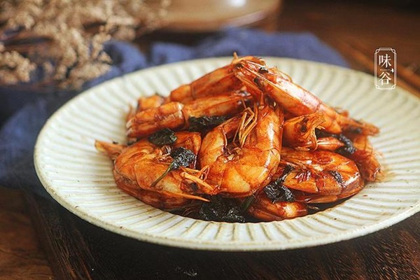 Tôm xào mà thêm thứ lá thơm nức mũi này vào thì cả nhà cứ chén sạch sành sanh-11