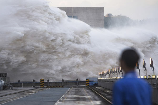 Đập Tam Hiệp lần đầu mở toàn bộ 10 cửa xả, nước lũ cuồn cuộn đổ ra-7