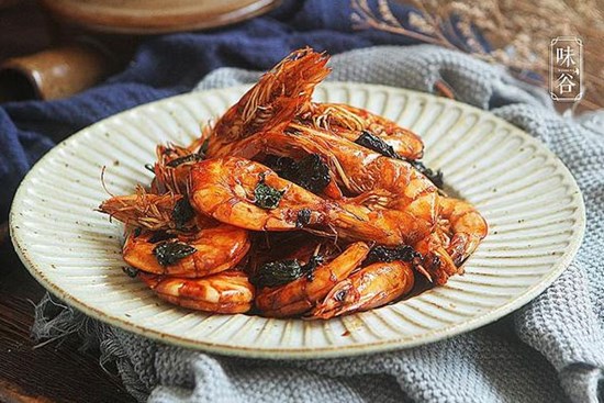 Tôm xào mà thêm thứ lá thơm nức mũi này vào thì cả nhà cứ chén sạch sành sanh