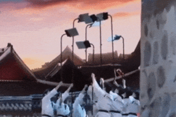 Võ sĩ taekwondo bay người đá vỡ 7 miếng gỗ trên không