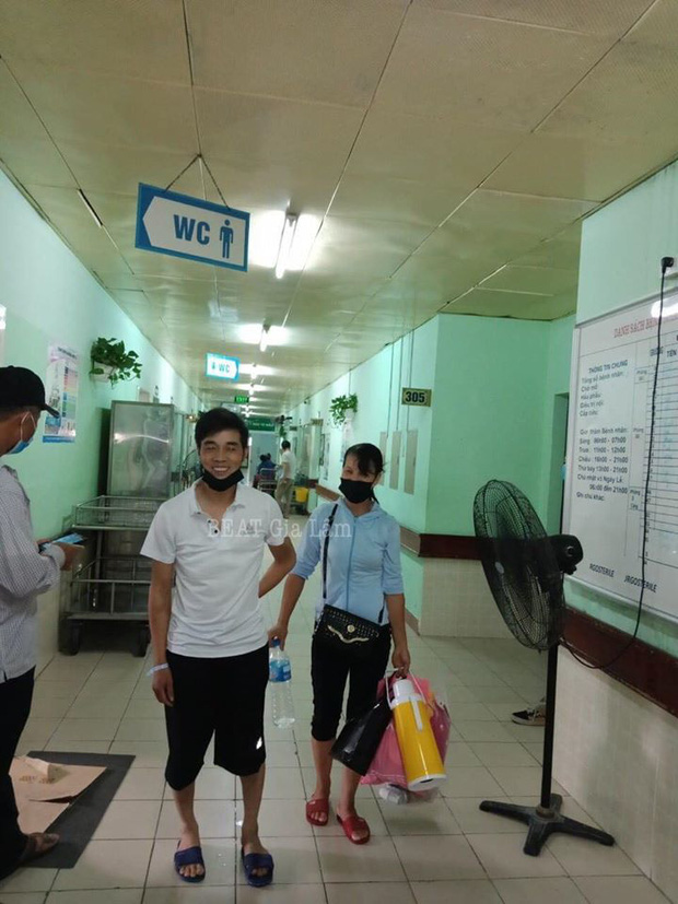 Nam tài xế GrabBike bị đâm 6 nhát ở Hà Nội xuất viện: Nhớ đến vẫn còn rất sợ hãi, khoẻ lại tôi sẽ không chạy xe nữa-1