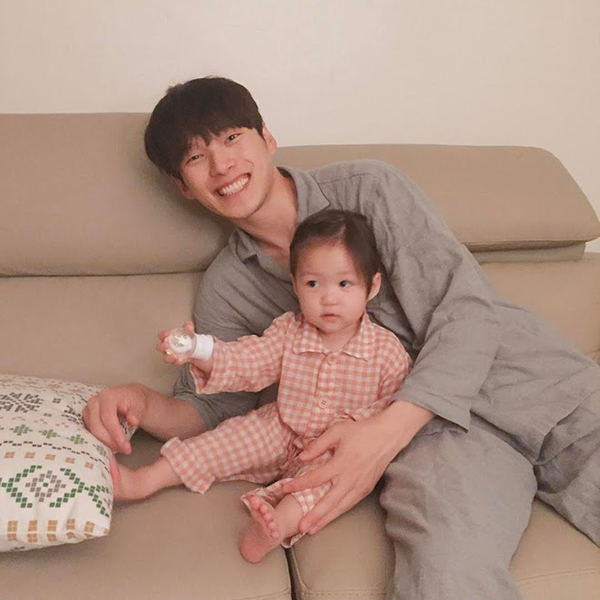 Thương đứa trẻ mồ côi tôi nhận làm con nuôi, để rồi 15 năm sau bật khóc sung sướng khi người phụ nữ này đến xin nhận con-1