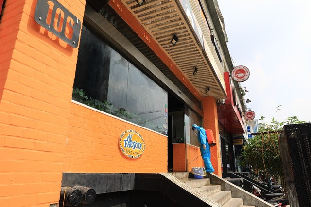 Cách ly 3 trường hợp sốt, đau họng là F1 của nam bệnh nhân mắc COVID-19 mới ở Hà Nội-2