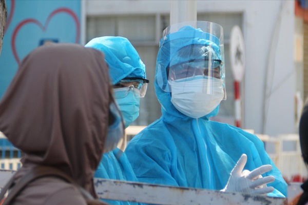 Người dân Đà Nẵng ùn ùn đi chợ sau lệnh tạm dừng dịch vụ ăn uống-16