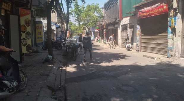 Vừa bước ra khỏi tiệm thuốc tây, cô gái bất ngờ bị nam thanh niên cầm dao đâm gục giữa đường-2