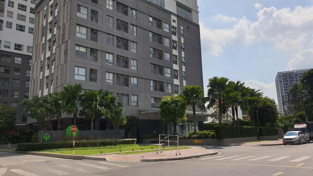 Nhắc nhở người khác đeo khẩu trang, người phụ nữ bị xịt cồn vào mắt khiến bỏng giác mạc-1