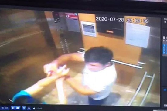 Nhắc nhở người khác đeo khẩu trang, người phụ nữ bị xịt cồn vào mắt khiến bỏng giác mạc